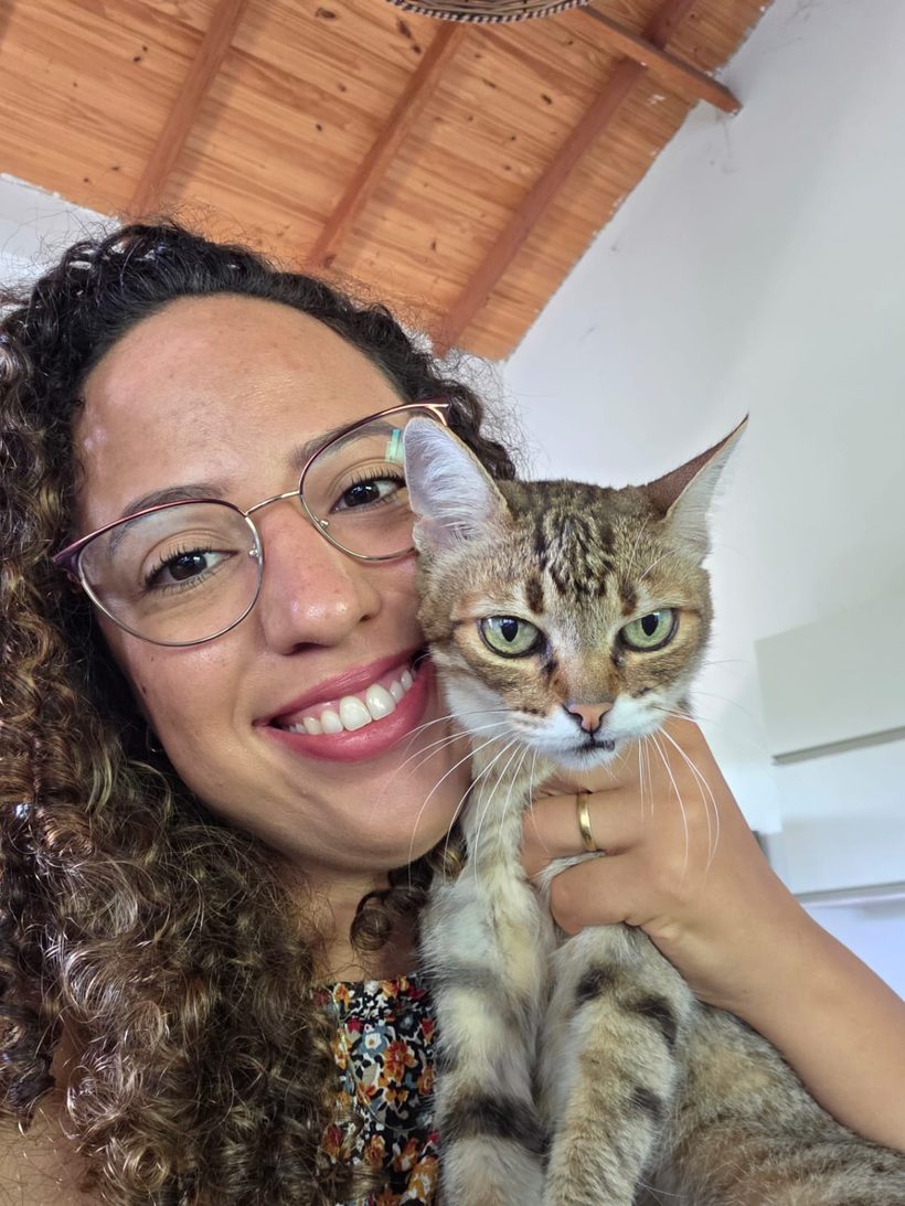 Carol com um gatinho no colo